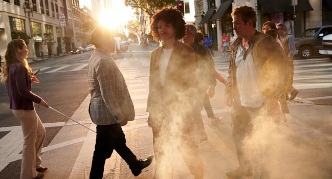 Människor på gata i rök