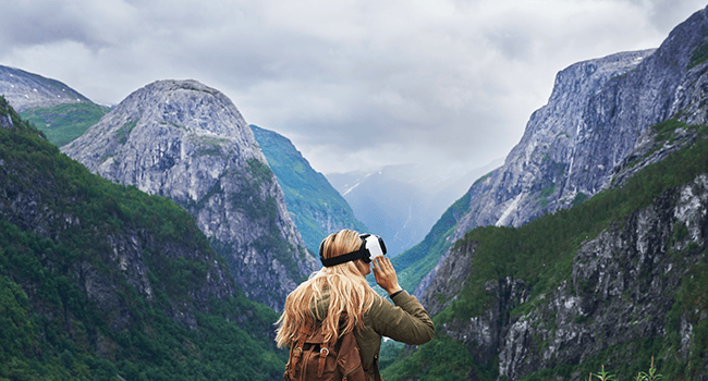 Kvinna wr-glasögon berg