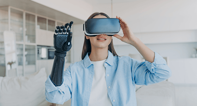 Kvinna med vr-glasögon och konstgjord hand