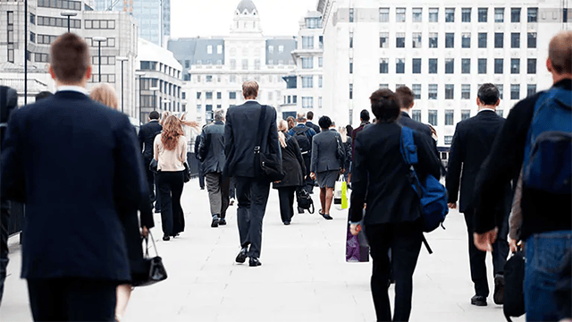 Folkmassa går bortåt