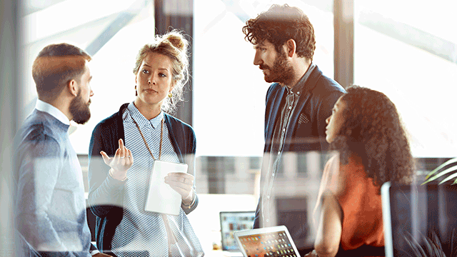 Grupp samtalar på kontor