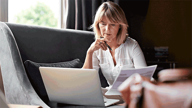 Kvinna vi datorn i soffan