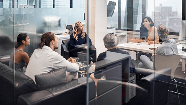 Personer i mötesrum