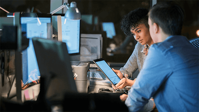 Personer tittar på surfplatta