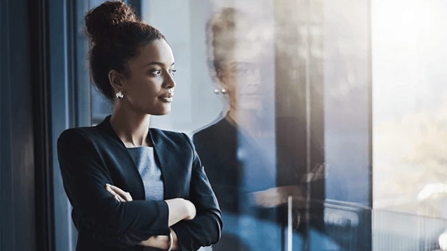 Kvinna blickar ut genom fönstret