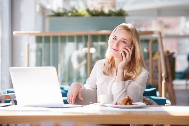 Finansdagen kvinna i telefon.jpg Finansdagen kvinna i telefon.jpg