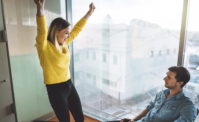 Kvinna-firar-motesrum