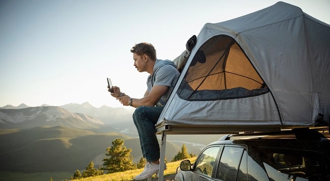 Man biltakstält fjälltoppar