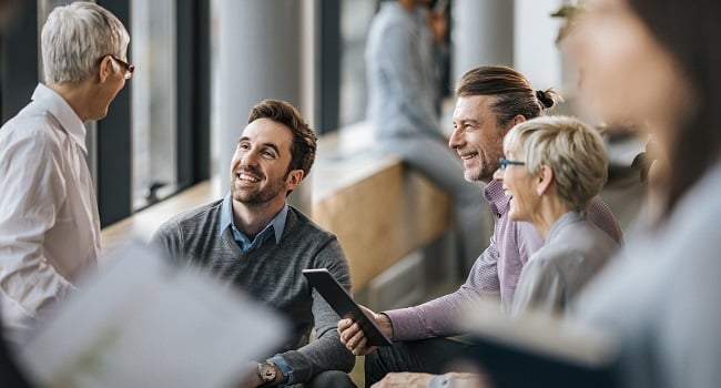Människor på kontor glada