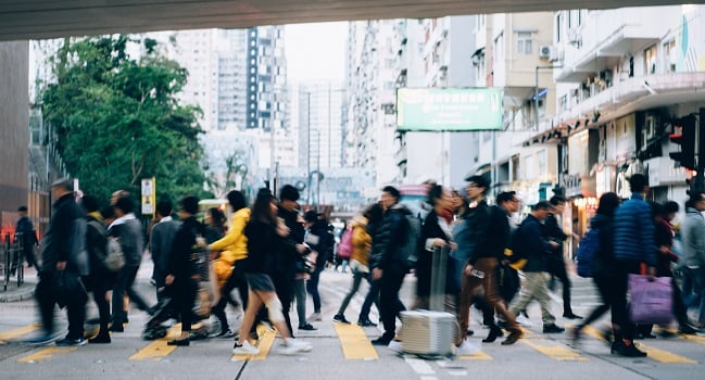 Människor utomlands går över gata