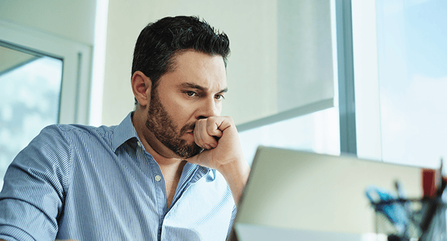 Bekymrad man med laptop