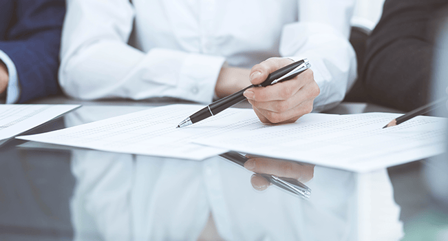 Personer ser över avtal