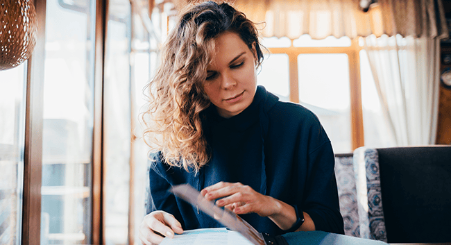 Kvinna bläddrar i pärm