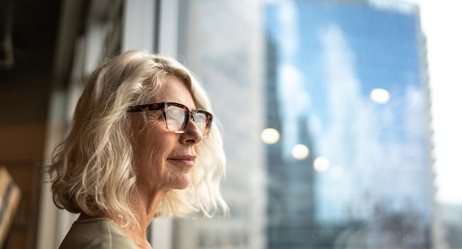 Kvinna tittar ut genom fönster