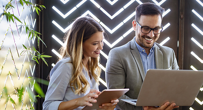 Man och kvinna ser på skärmar