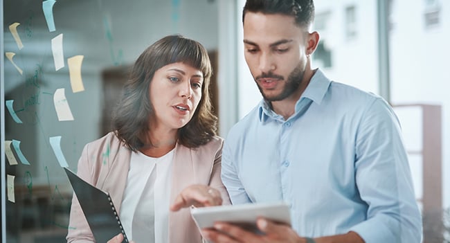 Kvinna och man tittar på surfplatta