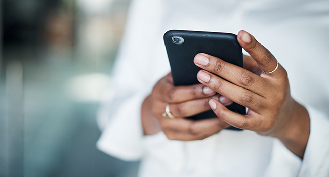 Händer och mobiltelefon