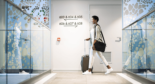 Kvinna med resväska