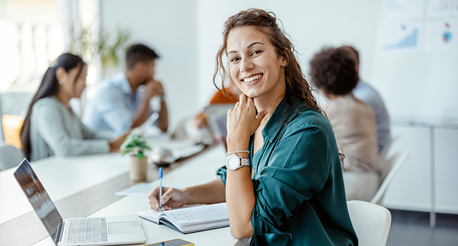 Kvinna på möte med kollegor