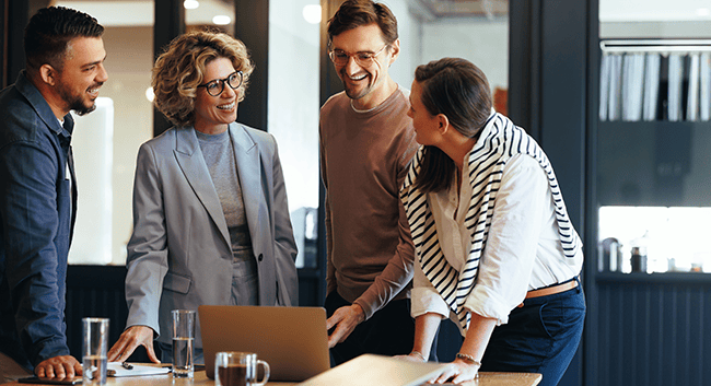 Medarbetare med laptop och dokument