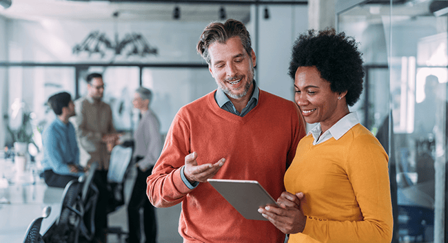 Man och kvinna med surfplatta