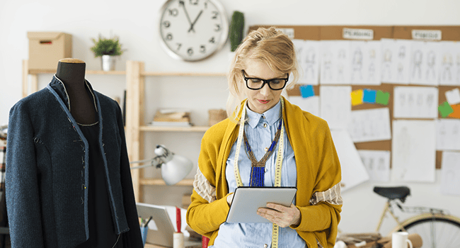 Kvinna med surfplatta och måttband