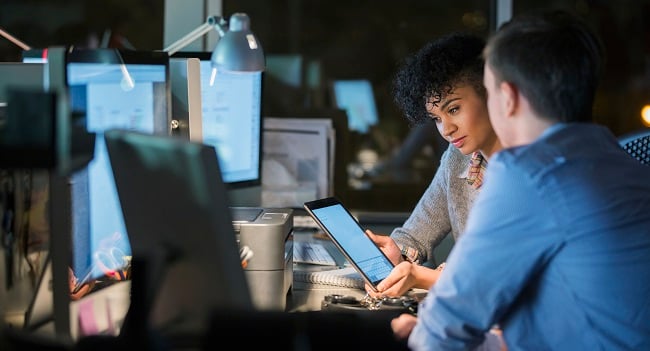 Kvinna och man med skärmar