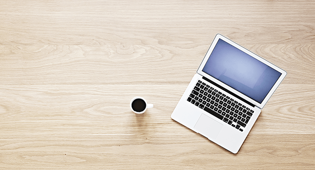 Kaffekopp och laptop