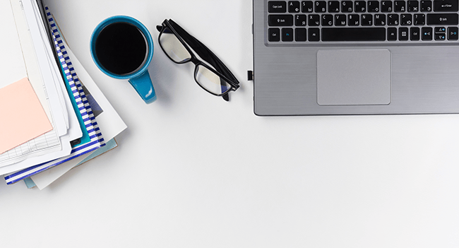Kaffekopp, glasögon och laptop