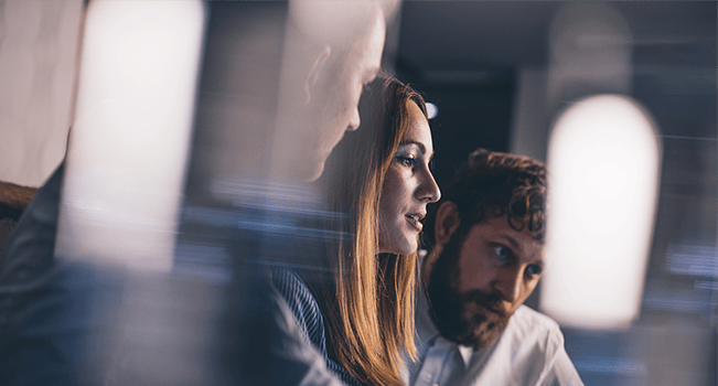 Män och en kvinna fokuserar