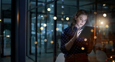 Kvinna på kontor med surfplatta