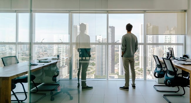 Man tittar ut genom fönster