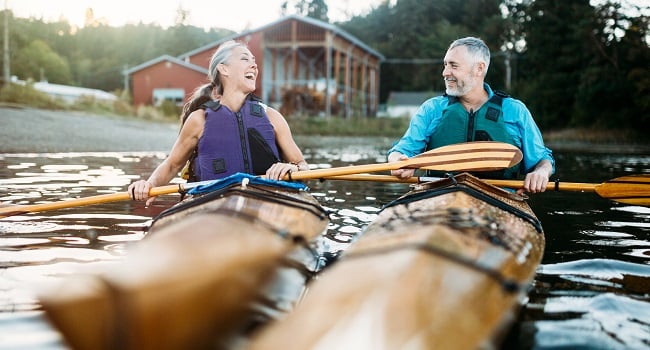 Kvinna och man paddlar kajak