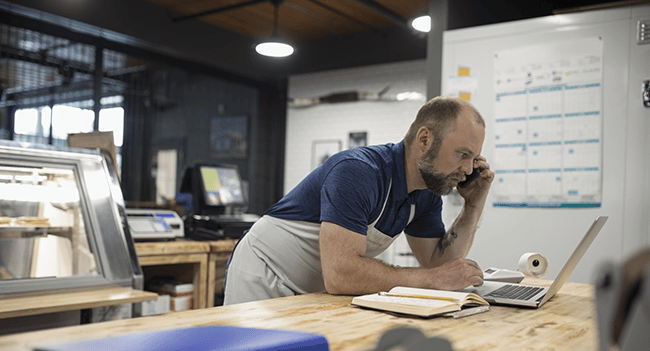 Bekymrad man pratar i mobiltelefon