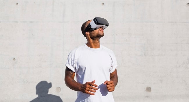 Man med VR-glasögon