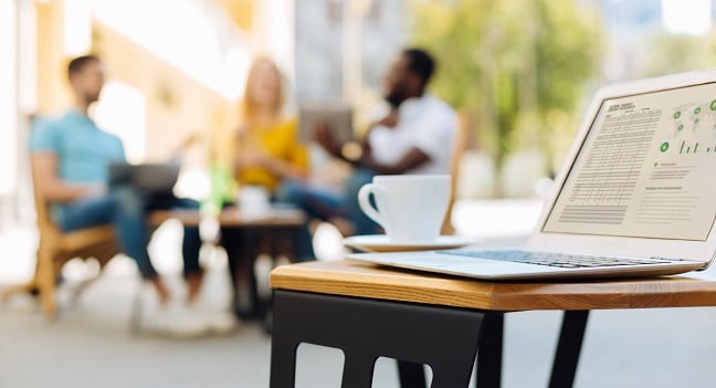 Människor på cafe med obevakad dator