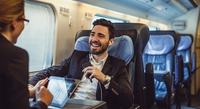 Kvinna och man åker tåg