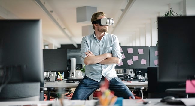Man i kontorslandskap med vr-glaslögon