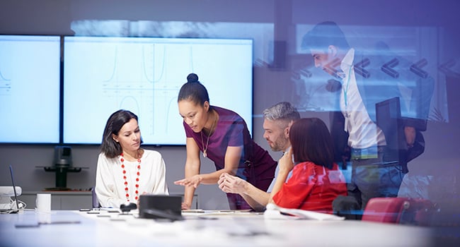 Kvinnor och män i arbetsmöte