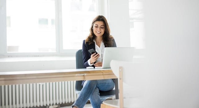 Kvinna med mobiltelefon