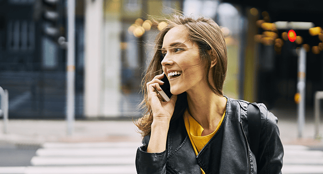 Kvinna pratar i mobiltelefon