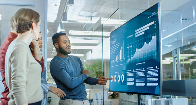 Personer tittar på grafer