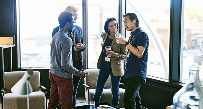 Män och kvinna på möte