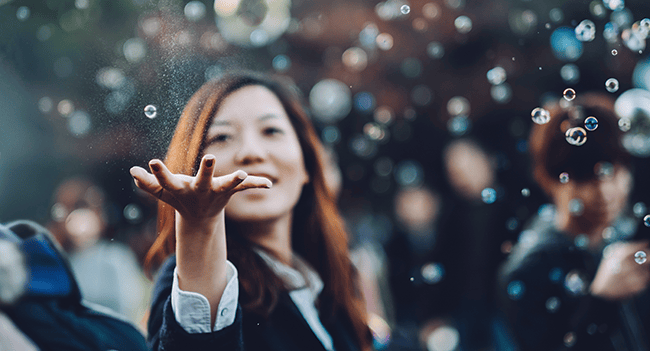 Kvinna fångar regndroppar