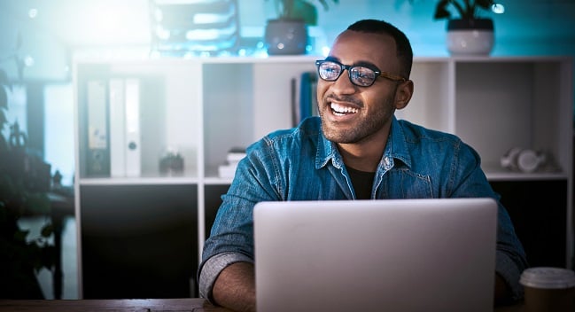 Man laptop glad