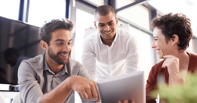 Kvinna och män på arbetsplats