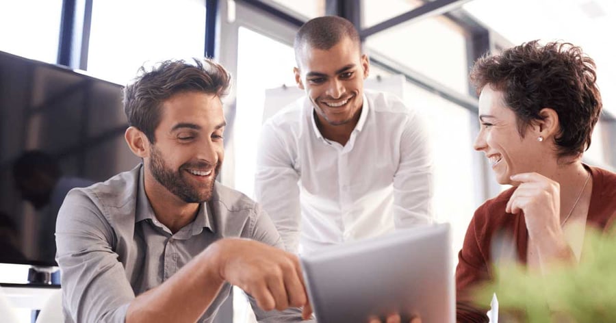 Kvinna och män på arbetsplats