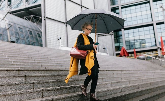 Kvinna i trappa med paraply