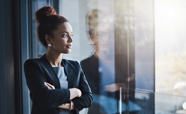 Kvinna blickar ut genom fönstret