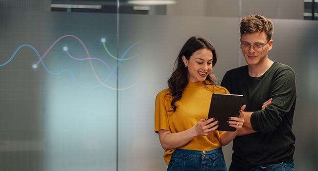 Man och kvinna med surfplatta